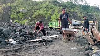 TRACING THE MATERIAL AFTER THE BIG FLOOD ON THE WHITE RIVER ON THE SLOPES OF MOUNT MERAPI