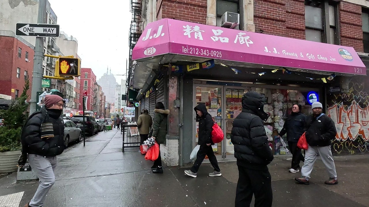 ⁴ᴷ⁶⁰ Walking NYC in snow: Hester Street from Essex Street to Centre Street