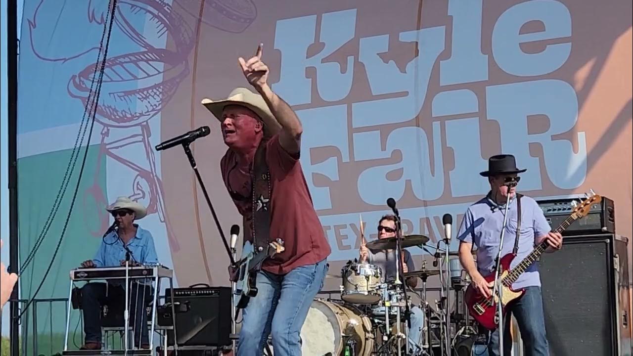 Kevin Fowler singing