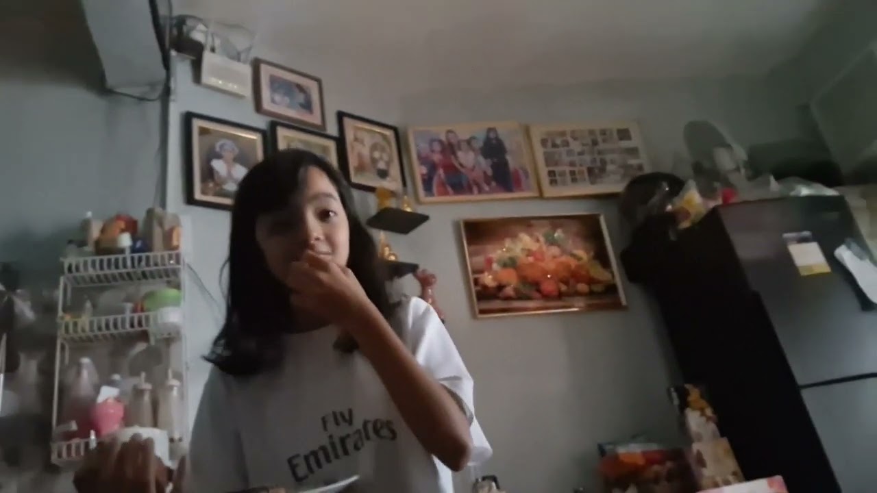 naartihan si monik sa pagkain ko ng donut 😅🤣🤣maarti yarn