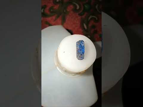 ألماس أزرق نادر جدا يحمل شوائب معدنية نادرة