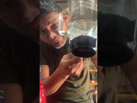 Descubre la fuga de agua en una cuchilla Oster #licuadoras #oster #fugadeagua #reparaciones