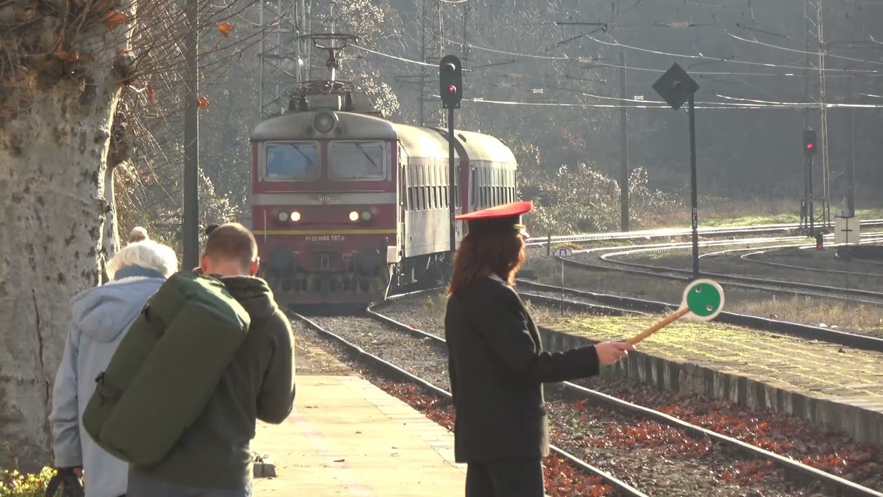 ПВ 40100 (Ст. Загора-Горна Оряховица) и БВ 4661 (Варна-Ст. Загора) пристигат на гара Царева ливада