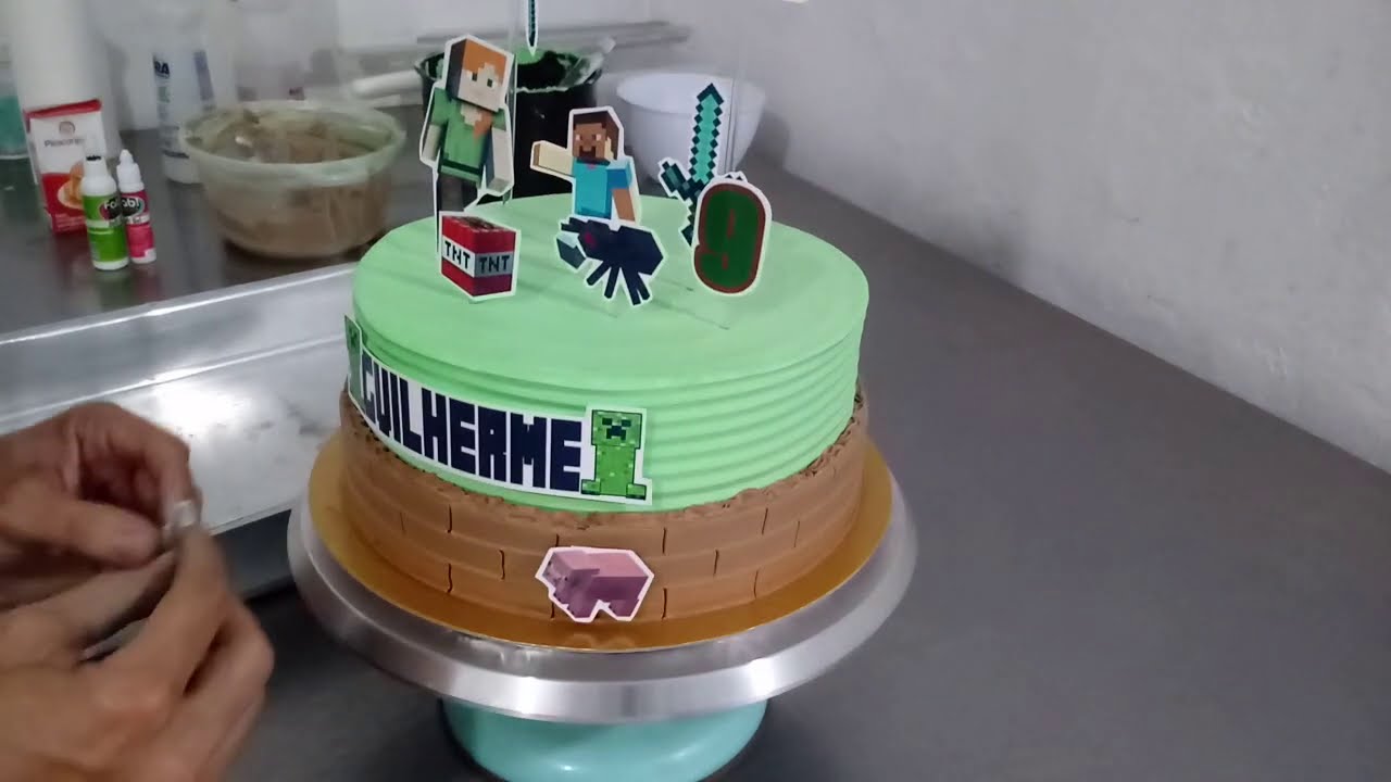 Bolo de Leite Ninho: Bolo Minecraft quadrado com TNT de Leite Ninho