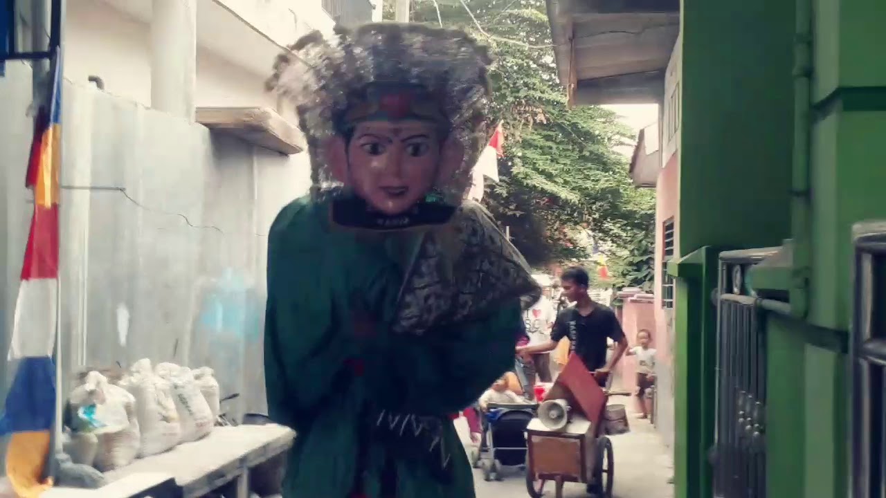 LUCU Bangeett... Ondel-ondel Betawi Masuk Gang Sempit ( SANGGAR NADIA )