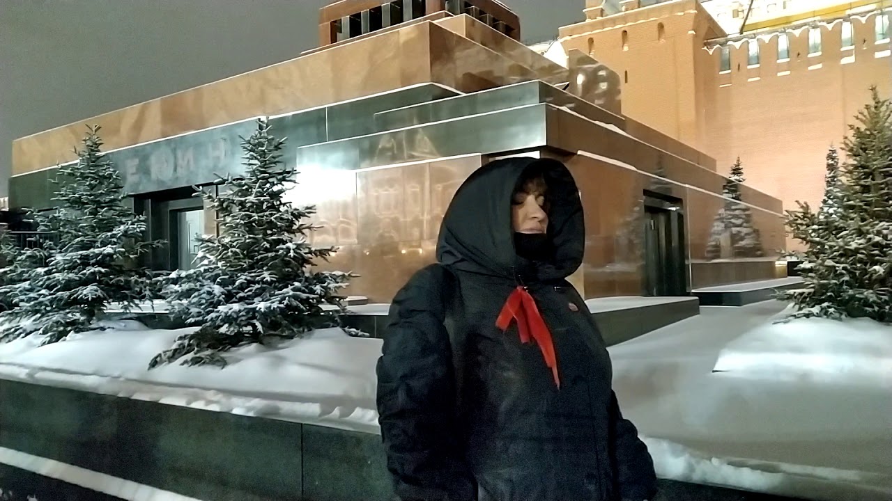 Ленин сейчас 2024. Очередь в мавзолей Ленина 2021. Ель у мавзолея