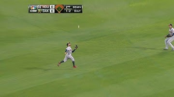 HOU@OAK: Altuve runs into right for a tough catch