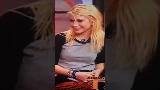 Hayley Williams doesnt shower during tour