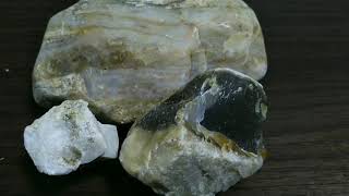ブラックライトで蛍光する鉱物