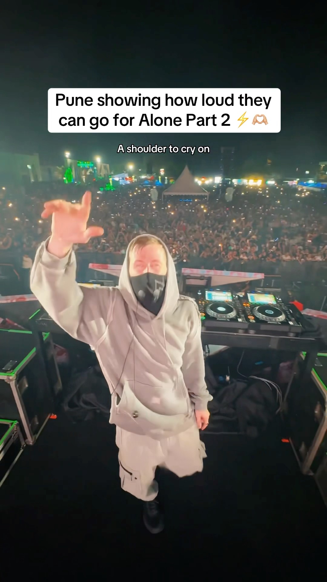 Thats one way to never feel alone #AlanWalker #WalkersJoin #WalkerworldTourIndia