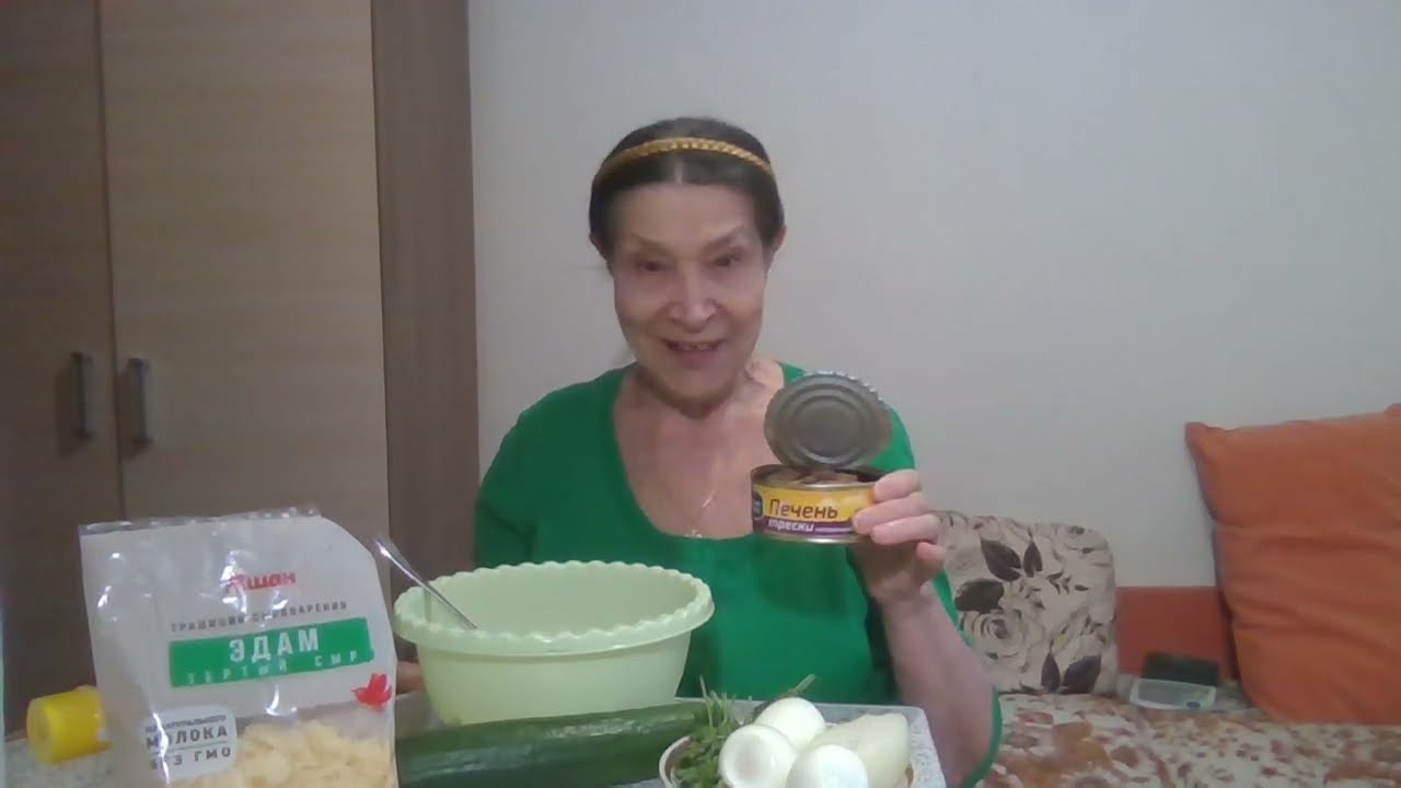 За разговорами приготовила простой сытный и полезный салат с печенью трески