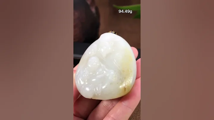 🔥和氣生財🔥新疆和田籽料作品，財富雙全，94.49g，白度見煙標，灑金皮，原皮毛孔，真皮真色，玉質油潤，糯性到頂，微結構，高浮雕工藝雕刻財神佛公，有財有福！飽滿大氣 微信: Fcpt6688 - 天天要聞