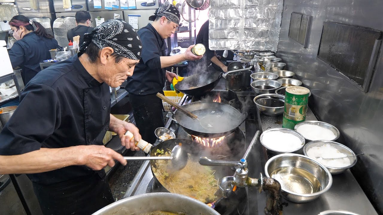 注文が殺到する爆量ガツ盛り町中華を営む鉄人職人の１日に密着丨Egg Fried Rice - Wok Skills in Japan