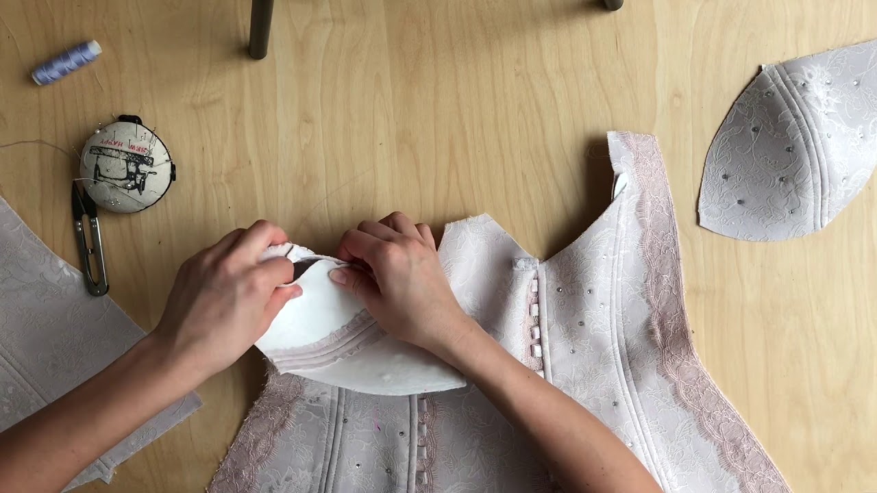 Пошив корсета с отрезными чашками. Как приметывать чашечки к корсету ...