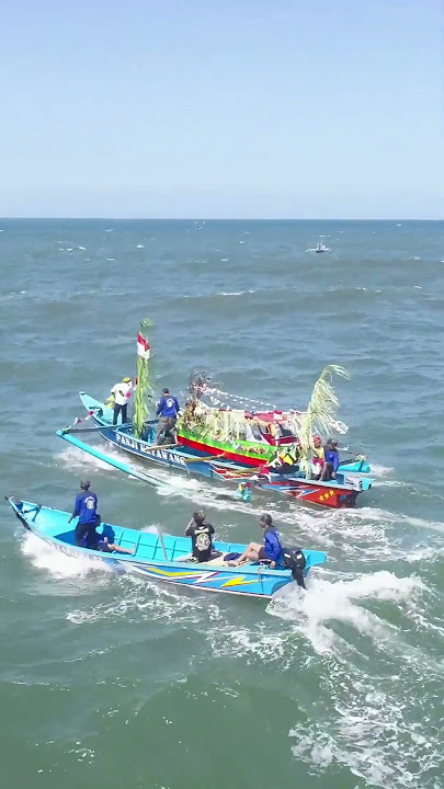 Ritual larung sesaji Petik Laut Lampon 19 Juli 2023