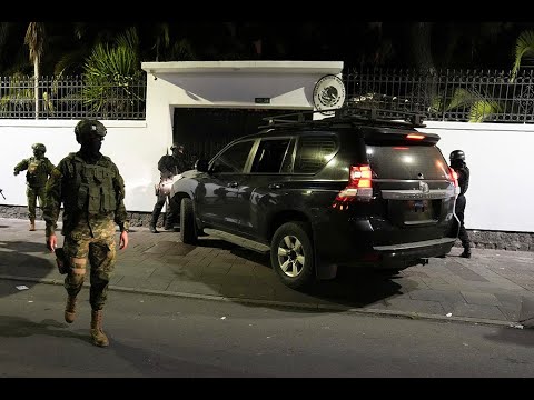 Policía de Ecuador irrumpe en la embajada de México