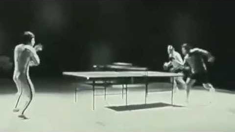 Lý Tiểu Long đánh bóng bàn bằng côn nhị khúc