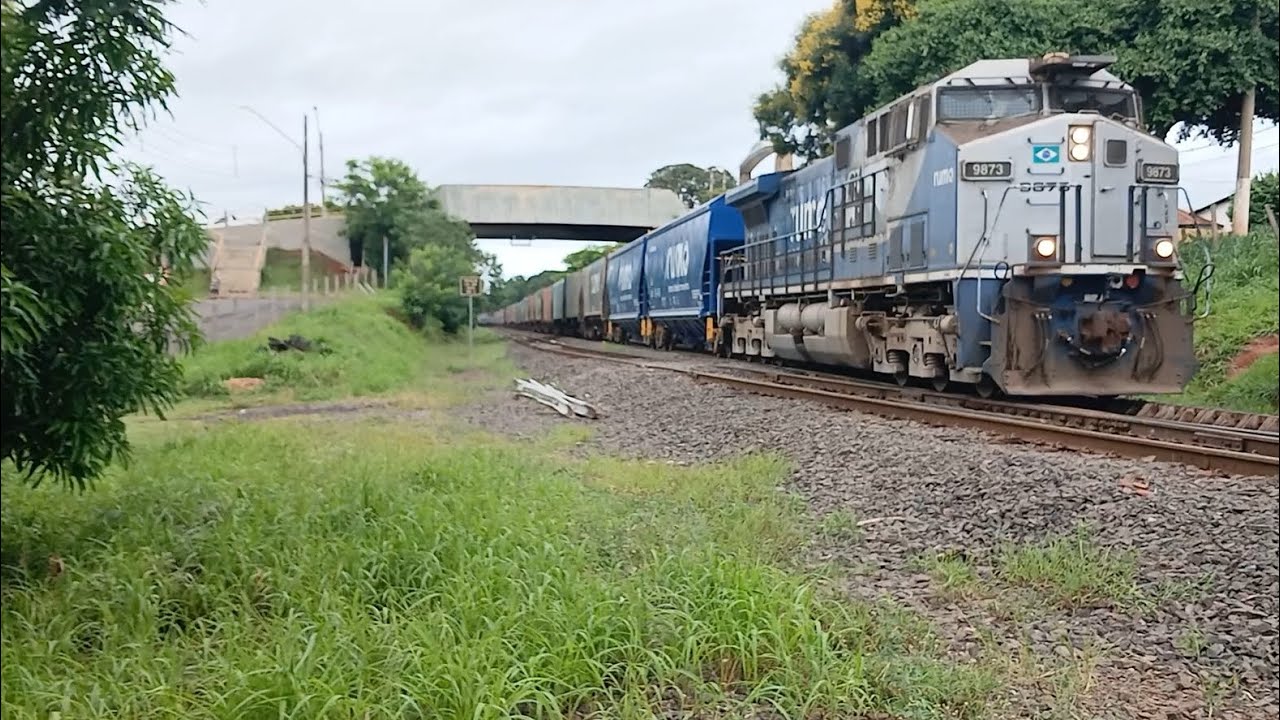 Trem graneleiro carregado na nova  formação tricotrol com locomotivas AC44i passando no patio de ZSF