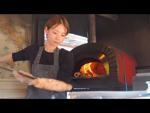 The delicious Neapolitan pizza served at a food truck is the best! ナポリピッツァ japanese street food