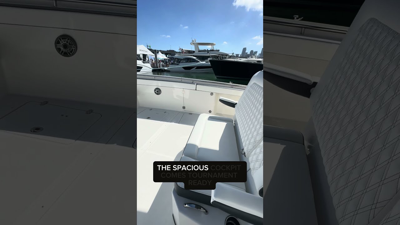 2025 World Cat 400CC-X | Blue Top Yachting