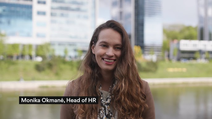 Xotinim Saratovni siking Tukli mushuklar bilan yalangoch gimnastikachilar