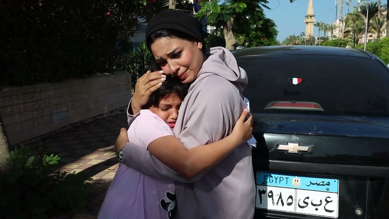 Появляется маленькая девочка с короткой стрижкой — посмотрите, что произошло!!