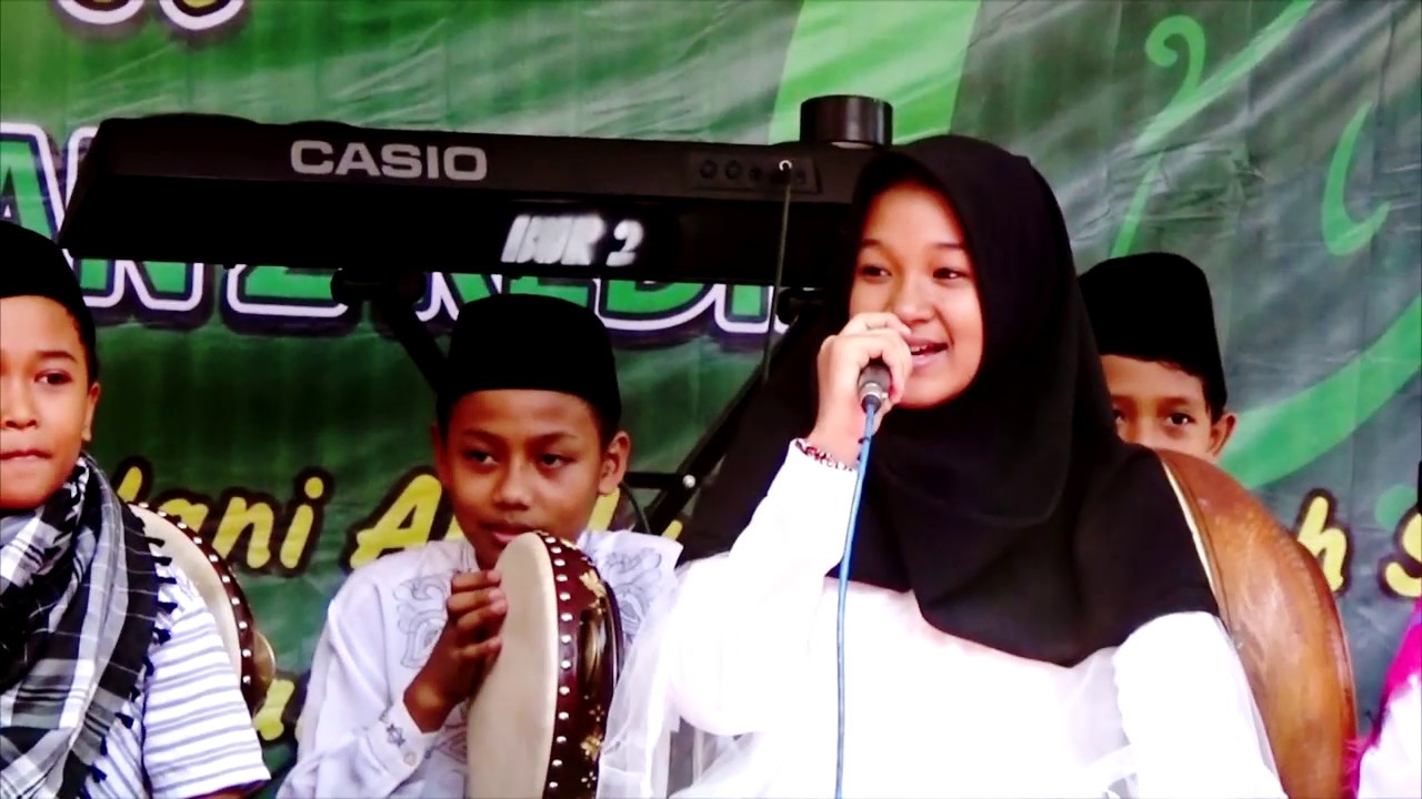 TURI PUTIH. Voc. Niken Salindry dan Kevin bersama Grub Al Banjari SDN BURENGAN 2 Kediri