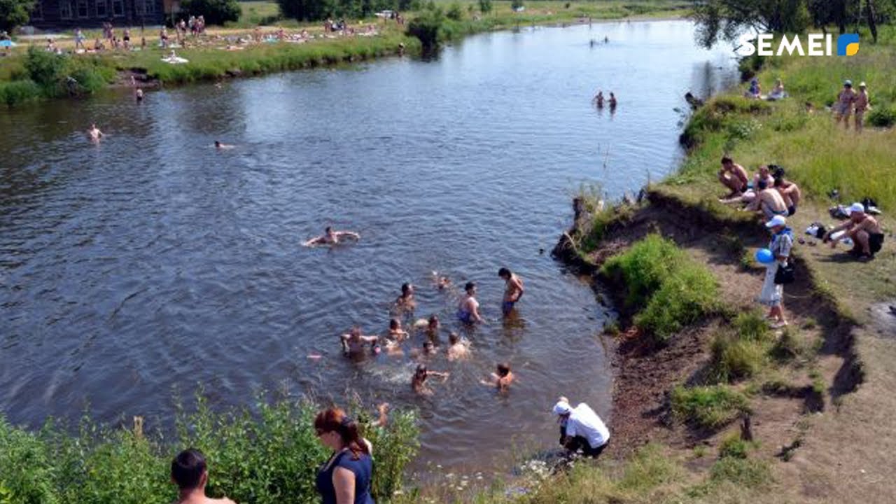 Купаться в реке видео. Пляж на речке. Купание в водоемах. Купание в озере. Пляж на реке.