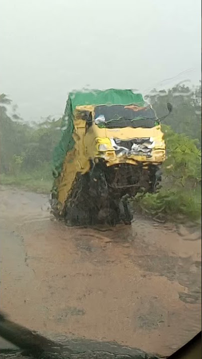 Akibat kelebihan muatan truk standing di tanjakan jalan lingkar prabumulih
