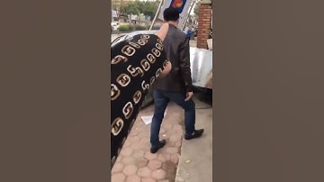 Cuộn thép hàng chục tấn rơi xuống đường đè bẹp ô tô con. May mắn không có thiệt hại về người.