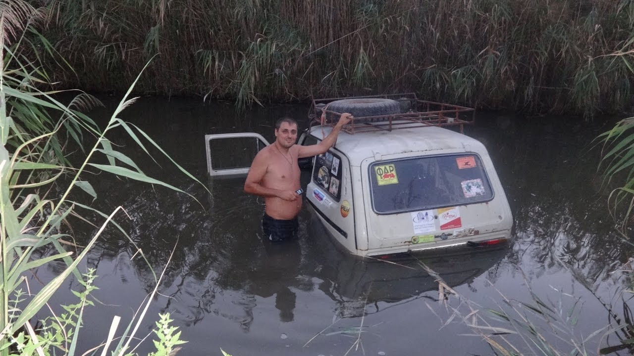 Проверяем подводное зажигание на Ниве. Утопили ее в канале, кто бы ...