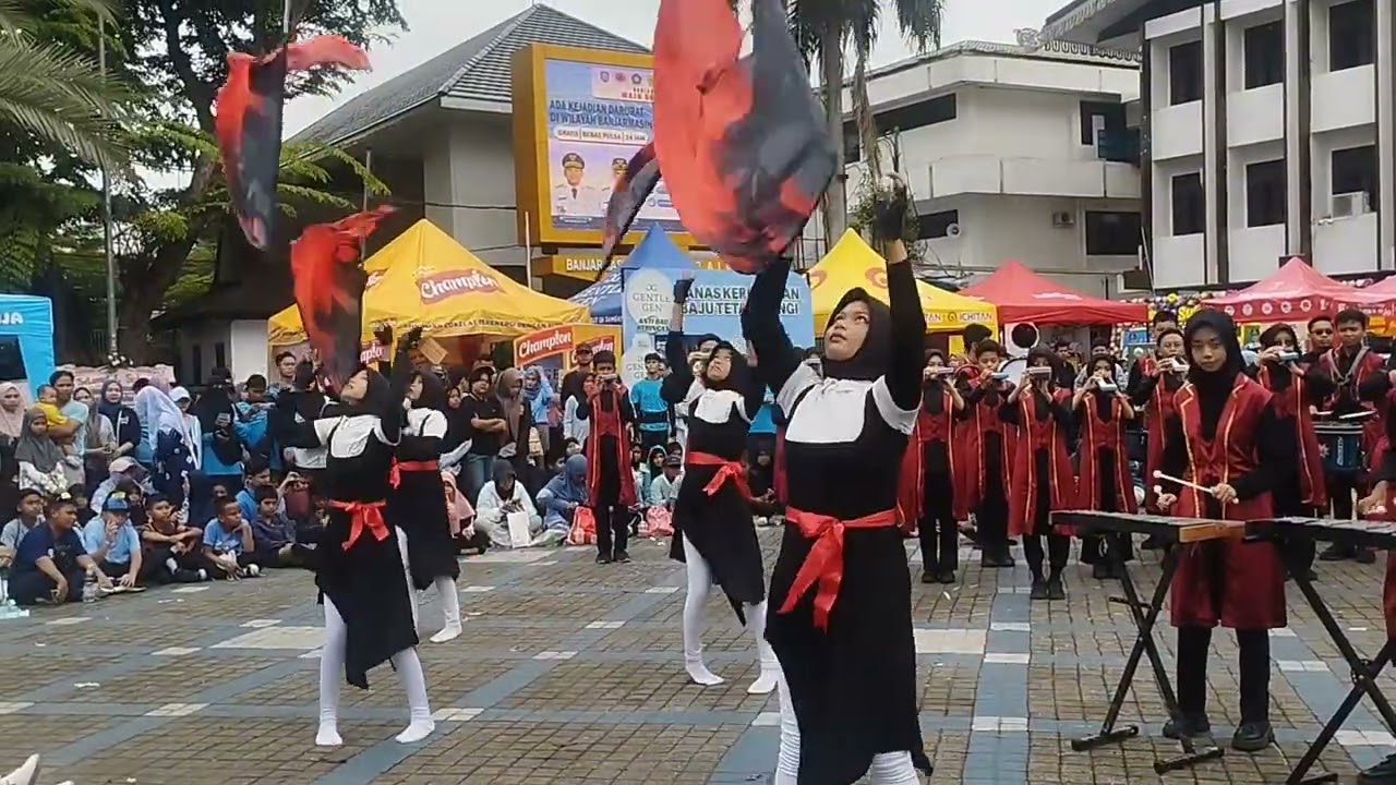 GEMA NADA MULAWARMAN SMP NEGERI 1 BANJARMASIN di acara Fun Walk By'U Telkomsel Banjarmasin