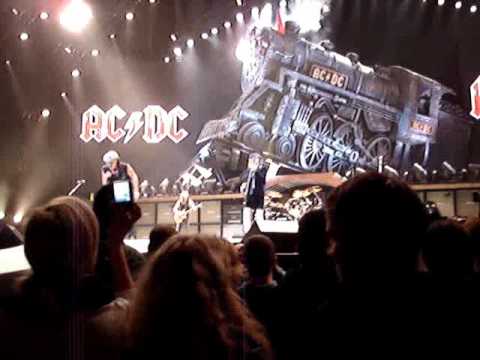 AC/DC Rock N Roll Train Angus Malcolm Brian Johnson Phil Rudd Cliff Williams Live 26.10.2008 New York Wachovia Arena Wilkes Barre