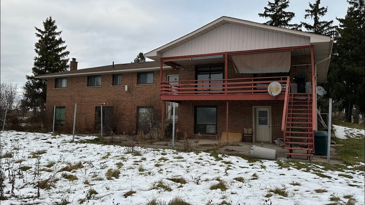 ABANDONED 1970s bungalow with full power **stuff left behind** 