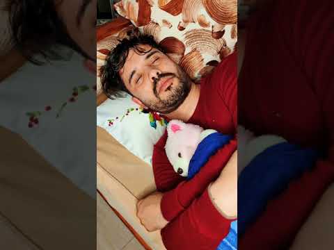 شاهد كيف تبول الصغير في اذن أبيه