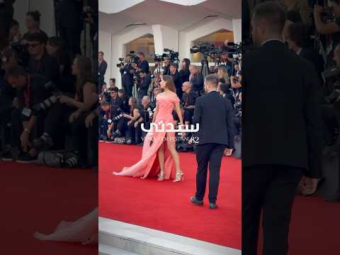 ناتاليا ريومينا تخطف الأنظار على السجادة الحمراء لفيلم     في مهرجان فينيسيا