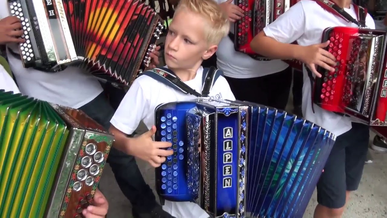 Harmonikarski orkester in šola frajtonerce HARMONIKAR . BOM