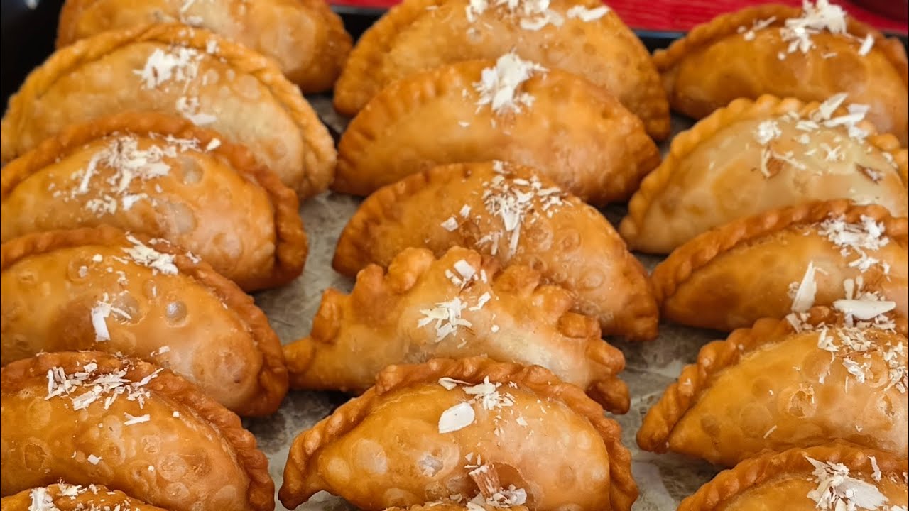 सूजी से बनाए होली स्पेशल गुजिया / करंजी एकदम आसान तरीके से।। Suji se banae Holi special karanji ll  