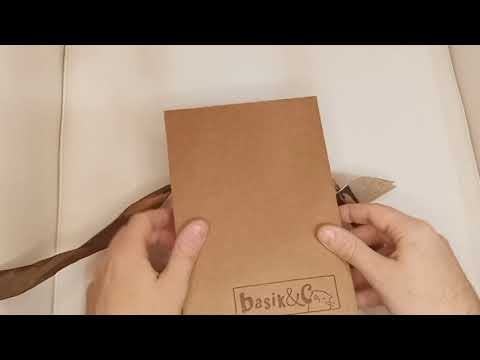 Кот Басик в оранжево-зеленой шапке и шарфике