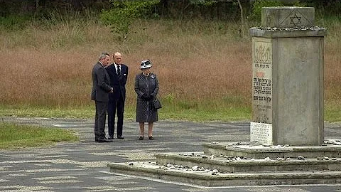 Rainha Elizabeth visita campo de concentrao pela p...