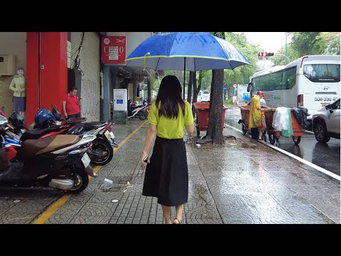 Rain Walk to Co.op SuperMarket. Ho Chi Minh City, Vietnam 雨中步行至 Co.op 超市。越南胡志明市