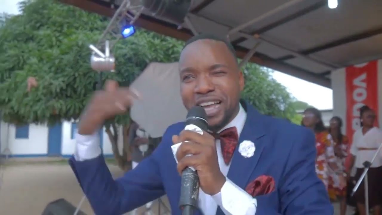 ADORATION COMPILÉE, des chansons qu'on a essayé de revisiter