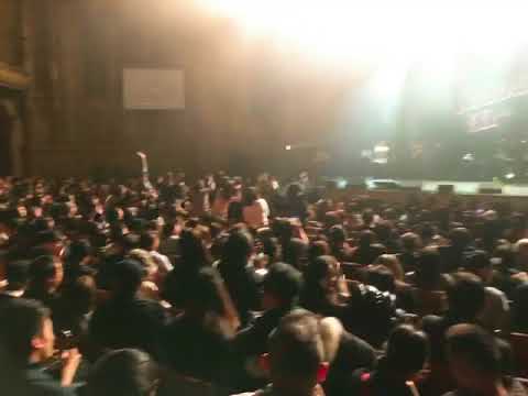 陈奕迅于全场粉丝合照