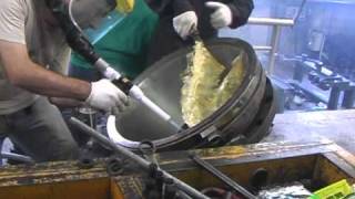 Cleaning an extruder head and screw with dry ice