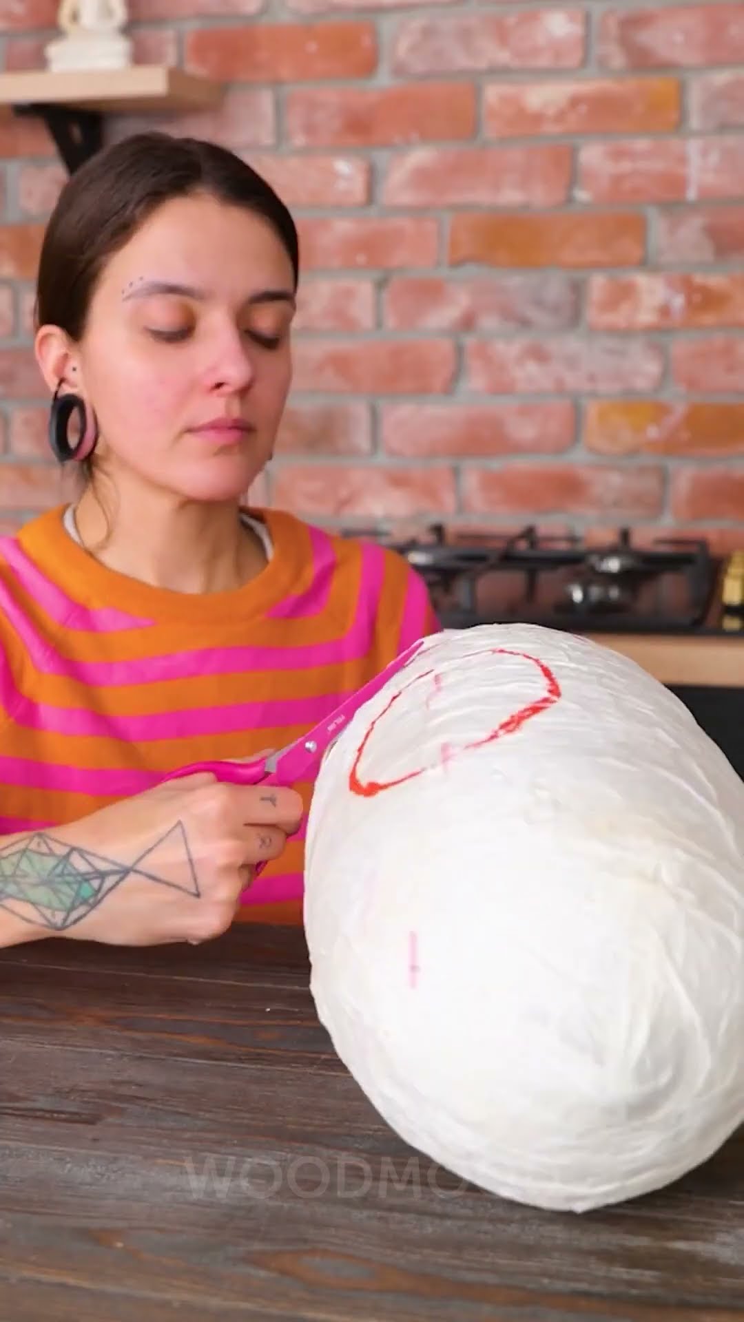 Who knew you could make such a quirky vase with this unusual method? ??