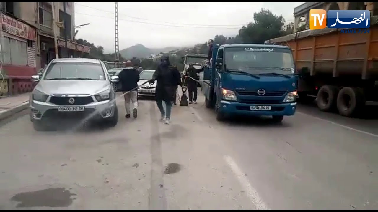 بجاية: شبان يتطوعون بإمكانياتهم الخاصة لحملة تعقيم الأماكن العمومية وسط مدينة درقينة