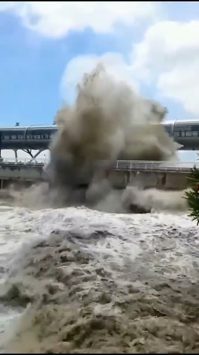 Take a look at the world-famous Qiantang River spring tide. It's up to you whether it's beautifu