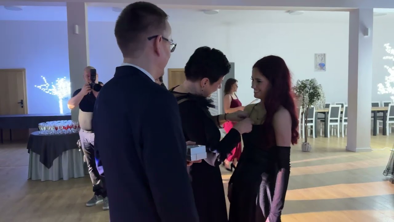 Studniówka AD 2026 - wręczanie koniczynek