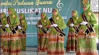 Paduan suara 'Sholawat Nahdliyah' oleh Muslimat NU Anak Ranting Wonokromo.
