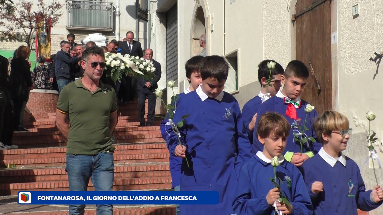 Tragedia di Fontanarosa. Il giorno del funerale. Le rose bianche dei compagni di classe